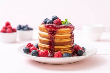 Taze ahududu ve yabanmersinli gözleme.