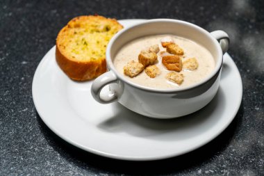 mantar çorba kasesi ekmek ile