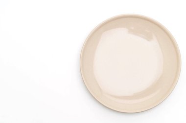 boş levha ve beyaz arka plan üzerinde izole kase