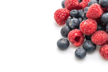 Taze ahududu ve beyaz arka plan üzerinde izole taze yaban mersini