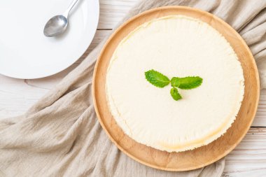 Ahşap zemin üzerine nane ile ev yapımı cheesecake