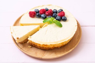 Ev yapımı cheesecake taze ahududu ve yaban mersini ile