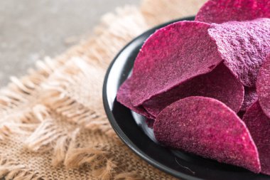 tatlı patates cipsi masada