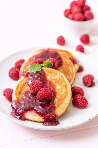 Crêpe Soufflée Aux Framboises Fraîches Sauce Aux Framboises — Photo