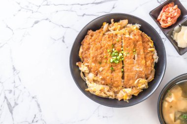 Kızarmış domuz pirzolası kasesi (Katsudon) - Japon yemek tarzı