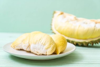 Ahşap zemin üzerinde taze Durian meyvesi