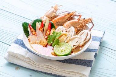 Baharatlı karides çorbası (Tom Yum Goong) - Tay geleneksel gıda