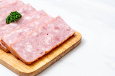 dilimlenmiş taze çiğ pastırma Barbekü