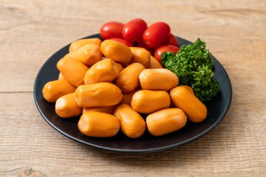 domuz eti kokteyl sosisi plaka üzerinde