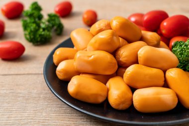 domuz eti kokteyl sosisi plaka üzerinde