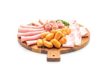 pastırma, sosis, jambon füme ve beyaz arka plan üzerinde izole Barbekü domuz pastırması