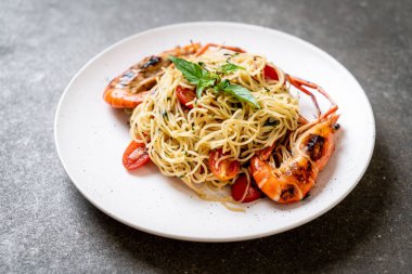 ızgara karides ve domates - İtalyan Füzyon gıda tarzı ile tavada kızartılmış spagetti