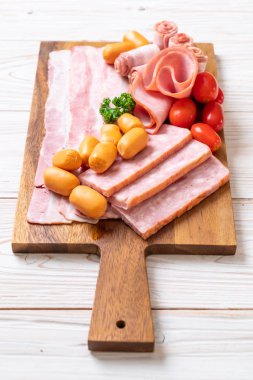 pastırma, sosis, jambon füme ve barbekü pastırma ahşap tahta üzerinde