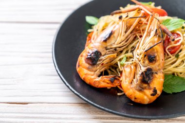 ızgara karides ve domates - İtalyan Füzyon gıda tarzı ile tavada kızartılmış spagetti