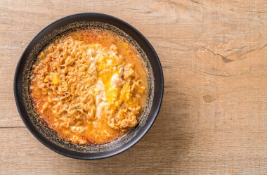 Tay baharatlı şehriye kase (Tom Yum Kung)