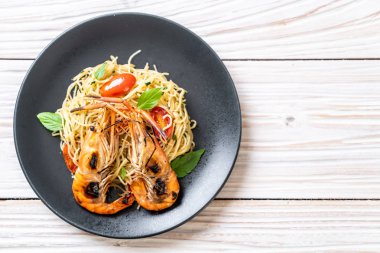ızgara karides ve domates - İtalyan Füzyon gıda tarzı ile tavada kızartılmış spagetti