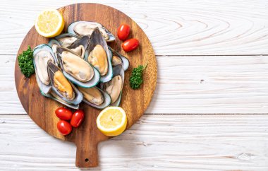 malzemelerle ahşap tahta üzerinde taze midye