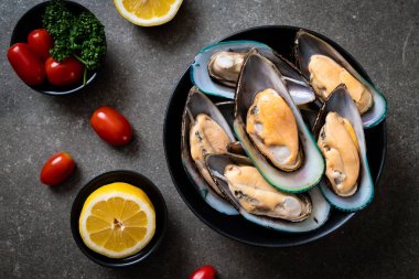 üzerinde siyah kase taze midye