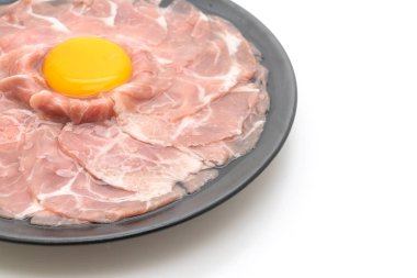 taze dilimlenmiş domuz ham yumurta pişirme veya shabu shabu ve beyaz arka plan üzerinde izole sukiyaki yapma ile