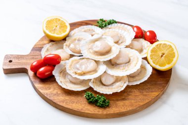 Ahşap tahta üzerinde taze kabuk tarak