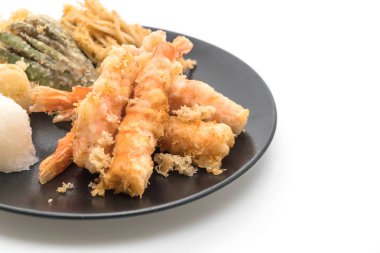Beyaz arka plan üzerinde izole karides tempura (hırpalanmış kızarmış karides)
