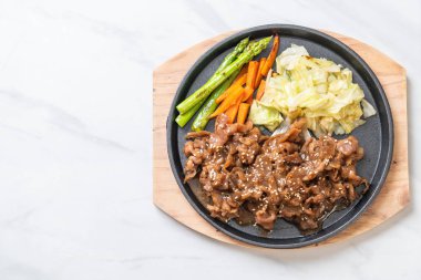 sıcak plaka - Asya tarzı domuz biftek dilimlenmiş