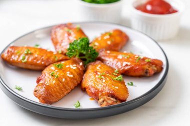 Beyaz susamlı ızgara tavuk kanadı.