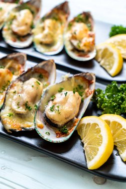 Peynirli taze midye.