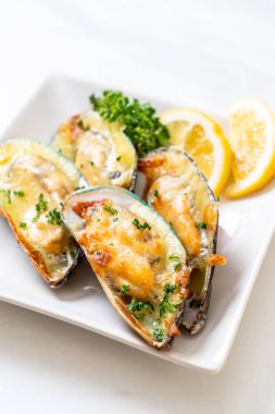 Peynirli taze midye.