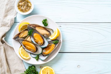 deniz ürünleri midye maydanoz ve limon ile