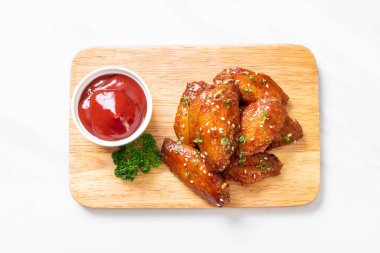 Beyaz susamlı ızgara tavuk kanadı.