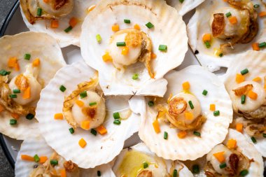 Kızarmış deniz tarağı, tereyağı ve sarımsak.