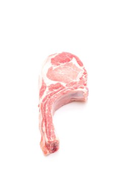 Beyaz arka plan üzerinde izole pirzola çiğ