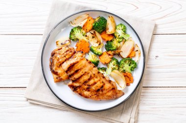 çukurunu tavuk göğsü biftek sebze (brokoli, havuç, soğan ile)