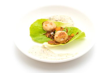 Beyaz arka plan üzerinde izole sebzeli ızgara tarak shell