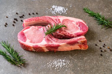 taze domuz pirzolası ham madde ile