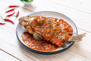 Derin kızarmış balık biber sosu ile