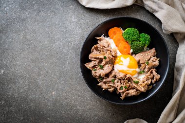 Donburi, domuz eti Pilav kasesi onsen yumurta ve sebze - Japon gıda tarzı