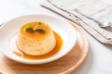 Naneli ev yapımı karamel kremalı puding.