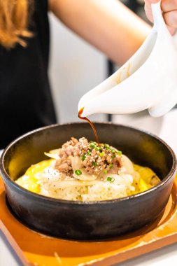 pirinç yumurta - Asya tarzı ile tavada kızartılmış sığır eti