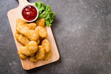 Soslu tavuk nugget, sağlıksız yemek.