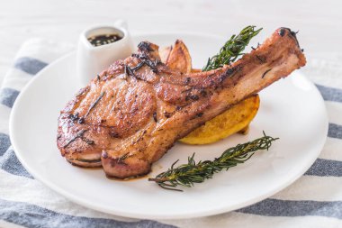 domuz eti biftek plaka üzerinde