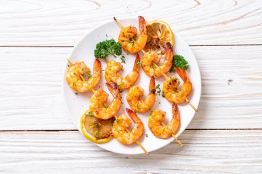 Limon - deniz ürünleri tarzı ile ızgara kaplan karides şiş