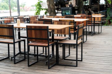 boş ahşap yemek masası ve sandalye restoran ve kafe