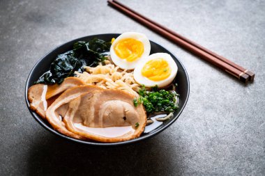 Japon usulü domuz eti ve yumurtalı Shoyu eriştesi.