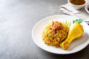 Tavuk - Müslüman gıda tarzı ile Müslüman sarı pirinç