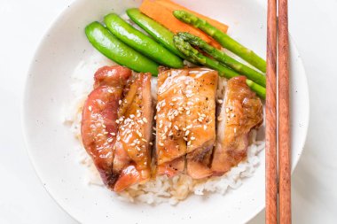 Teriyaki tavuk pilav kasesi - Asya gıda tarzı