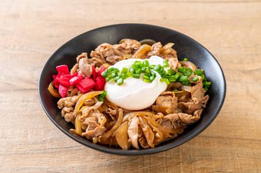 Yumurtalı domuz pirinci kasesi (Donburi) - Japon yemeği tarzı.