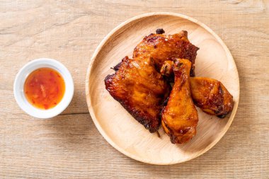 Masada ızgara ve ızgara tavuk.