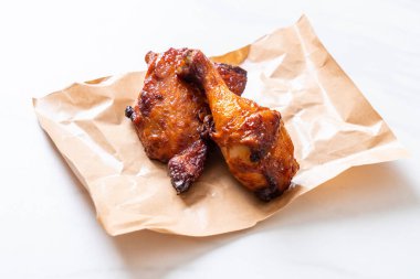 Masada ızgara ve ızgara tavuk.